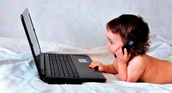 ребенок с ноутбуком